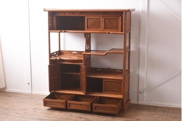 在庫未使用品　IDC大塚家具　漆器山富　漆塗り　透かし入り　総ケヤキ無垢材　飾棚(飾り棚)(定価約216万円)(R-041667)