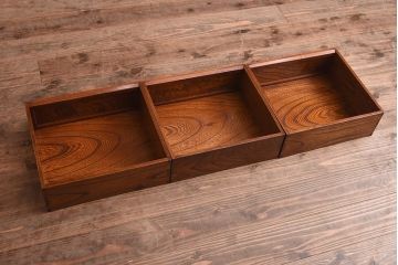 在庫未使用品　IDC大塚家具　漆器山富　漆塗り　透かし入り　総ケヤキ無垢材　飾棚(飾り棚)(定価約216万円)(R-041667)