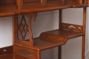 在庫未使用品　IDC大塚家具　漆器山富　漆塗り　透かし入り　総ケヤキ無垢材　飾棚(飾り棚)(定価約216万円)(R-041667)