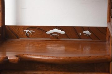 在庫未使用品　IDC大塚家具　漆器山富　漆塗り　透かし入り　総ケヤキ無垢材　飾棚(飾り棚)(定価約216万円)(R-041667)