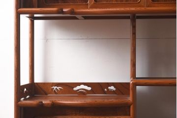 在庫未使用品　IDC大塚家具　漆器山富　漆塗り　透かし入り　総ケヤキ無垢材　飾棚(飾り棚)(定価約216万円)(R-041667)