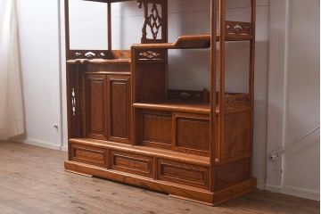 在庫未使用品　IDC大塚家具　漆器山富　漆塗り　透かし入り　総ケヤキ無垢材　飾棚(飾り棚)(定価約216万円)(R-041667)
