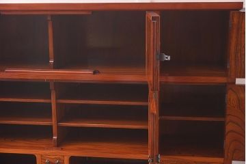 在庫未使用品　IDC大塚家具　松創　超極上品!!　七尺　総欅(ケヤキ)材漆塗り　大道具タンス(商店飾棚、キャビネット、壁面収納)(定価約1,800万円)(R-041669)