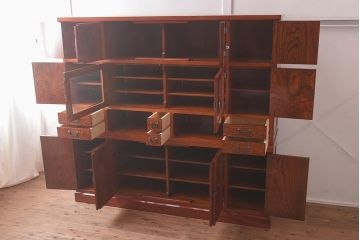 在庫未使用品　IDC大塚家具　松創　超極上品!!　七尺　総欅(ケヤキ)材漆塗り　大道具タンス(商店飾棚、キャビネット、壁面収納)(定価約1,800万円)(R-041669)