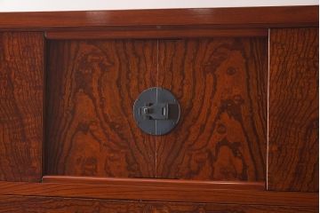 在庫未使用品　IDC大塚家具　松創　超極上品!!　七尺　総欅(ケヤキ)材漆塗り　大道具タンス(商店飾棚、キャビネット、壁面収納)(定価約1,800万円)(R-041669)