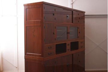 在庫未使用品　IDC大塚家具　松創　超極上品!!　七尺　総欅(ケヤキ)材漆塗り　大道具タンス(商店飾棚、キャビネット、壁面収納)(定価約1,800万円)(R-041669)