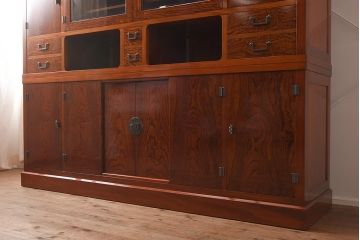 在庫未使用品　IDC大塚家具　松創　超極上品!!　七尺　総欅(ケヤキ)材漆塗り　大道具タンス(商店飾棚、キャビネット、壁面収納)(定価約1,800万円)(R-041669)
