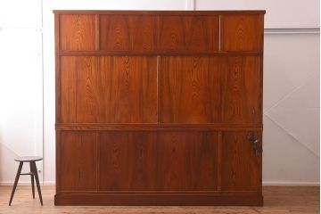 在庫未使用品　IDC大塚家具　松創　超極上品!!　七尺　総欅(ケヤキ)材漆塗り　大道具タンス(商店飾棚、キャビネット、壁面収納)(定価約1,800万円)(R-041669)