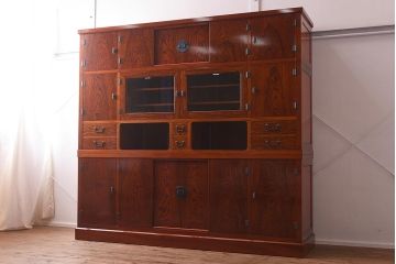 在庫未使用品　IDC大塚家具　松創　超極上品!!　七尺　総欅(ケヤキ)材漆塗り　大道具タンス(商店飾棚、キャビネット、壁面収納)(定価約1,800万円)(R-041669)