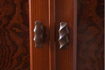 在庫未使用品　IDC大塚家具　松創　匠　総欅(ケヤキ)無垢材　漆塗り　道具タンス(収納棚、キャビネット)(定価約594万円)(R-041670)