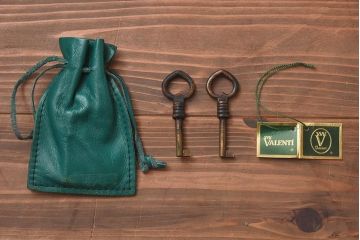 在庫未使用品　IDC大塚家具　バロッサバレンティ(VARO,S.A. VALENTI)　アルタミラ205901SP　ガラスキャビネット(飾り棚、陳列棚)(定価約72万円)(R-041681)