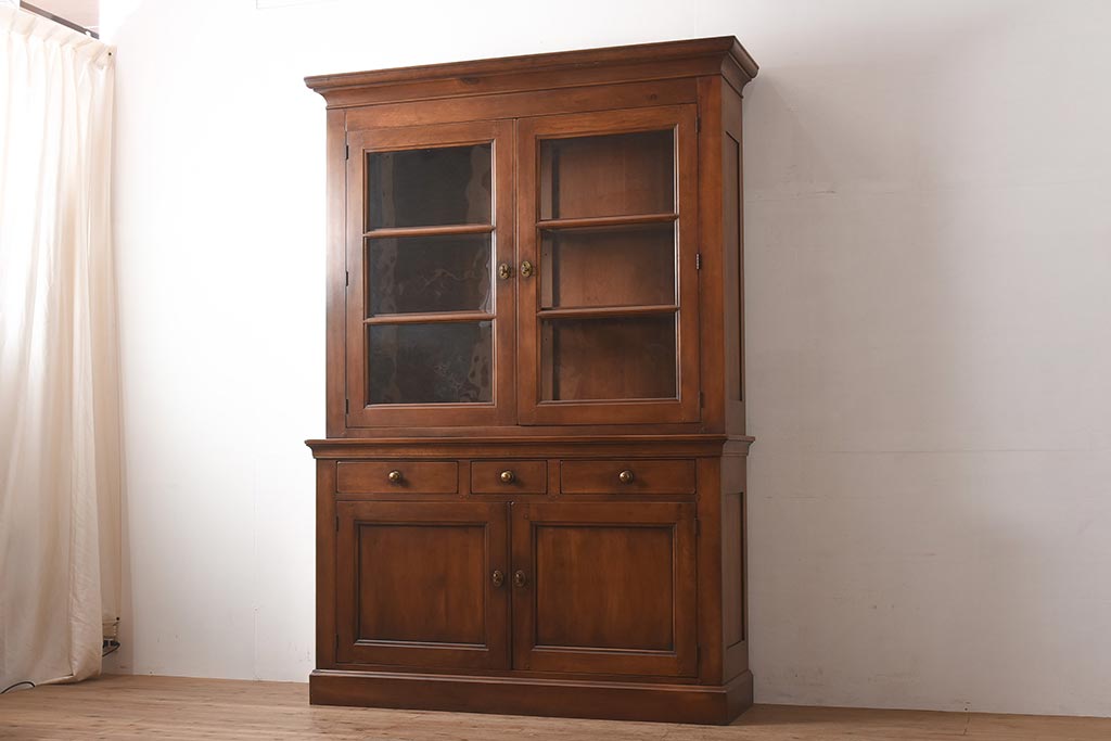 在庫未使用品　IDC大塚家具　ヘンレドン(HENREDON)　2000-22　アンティーク調　ダウンライト付き　ゆらゆらガラス入りのキャビネット(食器棚、飾り棚)(定価約85万円)(R-041688)