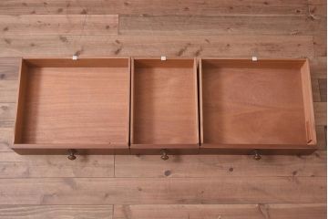 在庫未使用品　IDC大塚家具　ヘンレドン(HENREDON)　2000-22　アンティーク調　ダウンライト付き　ゆらゆらガラス入りのキャビネット(食器棚、飾り棚)(定価約85万円)(R-041688)