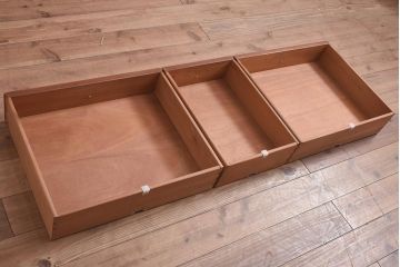 在庫未使用品　IDC大塚家具　ヘンレドン(HENREDON)　2000-22　アンティーク調　ダウンライト付き　ゆらゆらガラス入りのキャビネット(食器棚、飾り棚)(定価約85万円)(R-041688)