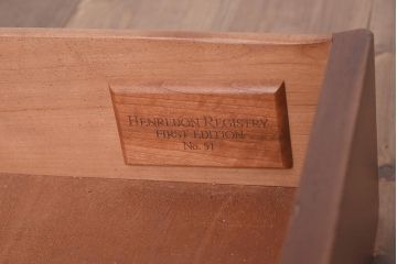 在庫未使用品　IDC大塚家具　ヘンレドン(HENREDON)　2000-22　アンティーク調　ダウンライト付き　ゆらゆらガラス入りのキャビネット(食器棚、飾り棚)(定価約85万円)(R-041688)