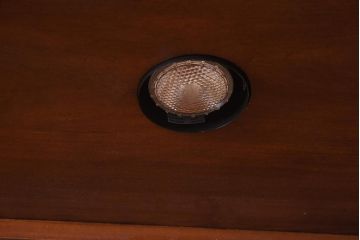 在庫未使用品　IDC大塚家具　ヘンレドン(HENREDON)　2000-22　アンティーク調　ダウンライト付き　ゆらゆらガラス入りのキャビネット(食器棚、飾り棚)(定価約85万円)(R-041688)