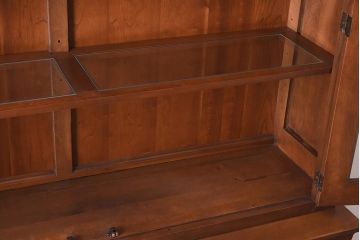 在庫未使用品　IDC大塚家具　ヘンレドン(HENREDON)　2000-22　アンティーク調　ダウンライト付き　ゆらゆらガラス入りのキャビネット(食器棚、飾り棚)(定価約85万円)(R-041688)