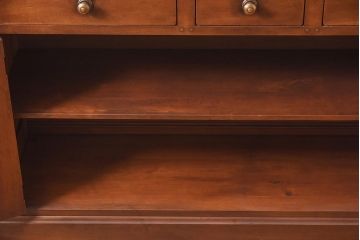 在庫未使用品　IDC大塚家具　ヘンレドン(HENREDON)　2000-22　アンティーク調　ダウンライト付き　ゆらゆらガラス入りのキャビネット(食器棚、飾り棚)(定価約85万円)(R-041688)