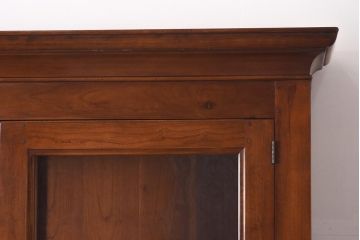 在庫未使用品　IDC大塚家具　ヘンレドン(HENREDON)　2000-22　アンティーク調　ダウンライト付き　ゆらゆらガラス入りのキャビネット(食器棚、飾り棚)(定価約85万円)(R-041688)