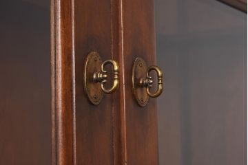 在庫未使用品　IDC大塚家具　ヘンレドン(HENREDON)　2000-22　アンティーク調　ダウンライト付き　ゆらゆらガラス入りのキャビネット(食器棚、飾り棚)(定価約85万円)(R-041688)