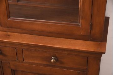 在庫未使用品　IDC大塚家具　ヘンレドン(HENREDON)　2000-22　アンティーク調　ダウンライト付き　ゆらゆらガラス入りのキャビネット(食器棚、飾り棚)(定価約85万円)(R-041688)