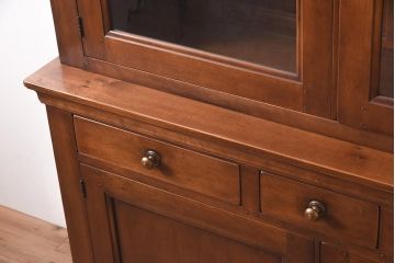 在庫未使用品　IDC大塚家具　ヘンレドン(HENREDON)　2000-22　アンティーク調　ダウンライト付き　ゆらゆらガラス入りのキャビネット(食器棚、飾り棚)(定価約85万円)(R-041688)