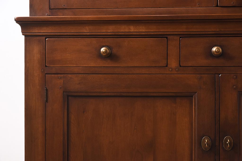 在庫未使用品　IDC大塚家具　ヘンレドン(HENREDON)　2000-22　アンティーク調　ダウンライト付き　ゆらゆらガラス入りのキャビネット(食器棚、飾り棚)(定価約85万円)(R-041688)