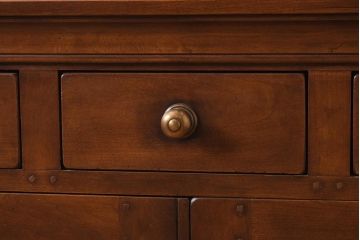 在庫未使用品　IDC大塚家具　ヘンレドン(HENREDON)　2000-22　アンティーク調　ダウンライト付き　ゆらゆらガラス入りのキャビネット(食器棚、飾り棚)(定価約85万円)(R-041688)