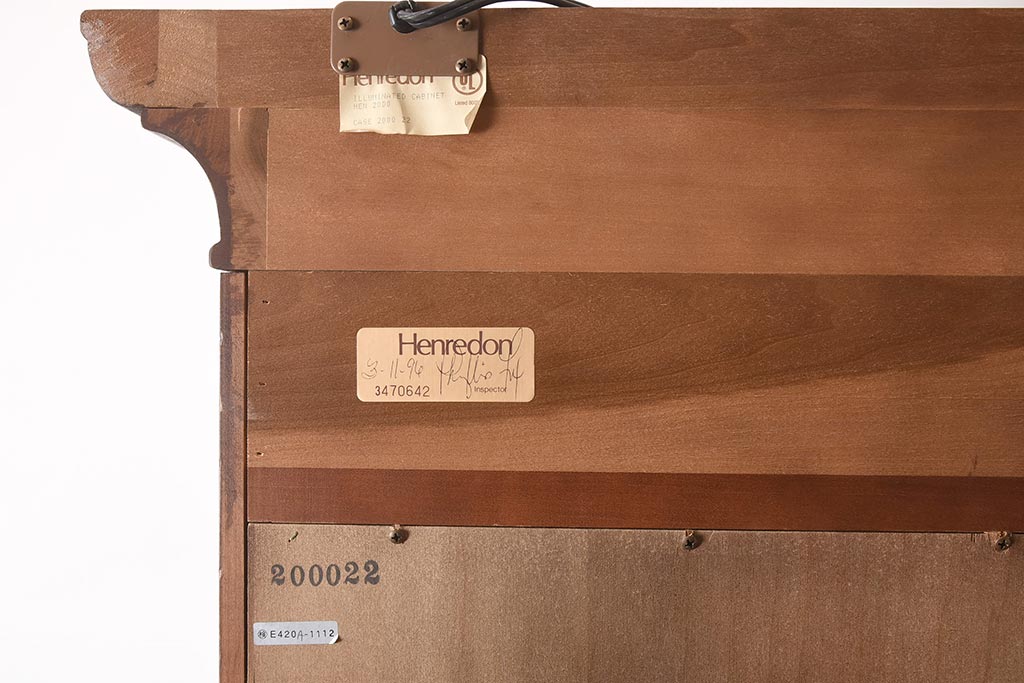在庫未使用品　IDC大塚家具　ヘンレドン(HENREDON)　2000-22　アンティーク調　ダウンライト付き　ゆらゆらガラス入りのキャビネット(食器棚、飾り棚)(定価約85万円)(R-041688)