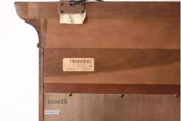 在庫未使用品　IDC大塚家具　ヘンレドン(HENREDON)　2000-22　アンティーク調　ダウンライト付き　ゆらゆらガラス入りのキャビネット(食器棚、飾り棚)(定価約85万円)(R-041688)