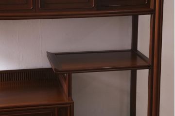 中古　指物家具　高級杉材使用　総無垢材　秋田杉　国産　高級感漂う上質な茶棚(飾り棚、収納棚)(R-041691)