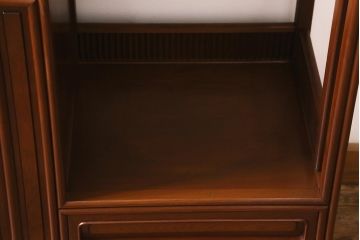 中古　指物家具　高級杉材使用　総無垢材　秋田杉　国産　高級感漂う上質な茶棚(飾り棚、収納棚)(R-041691)