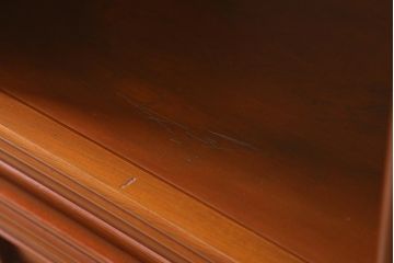 中古　指物家具　高級杉材使用　総無垢材　秋田杉　国産　高級感漂う上質な茶棚(飾り棚、収納棚)(R-041691)