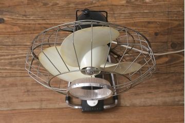 レトロ家具　昭和中期　日立(HITACHI)　オルゴール機能付き　ノスタルジックな雰囲気の30cm卓上扇風機(ファン)(R-041693)