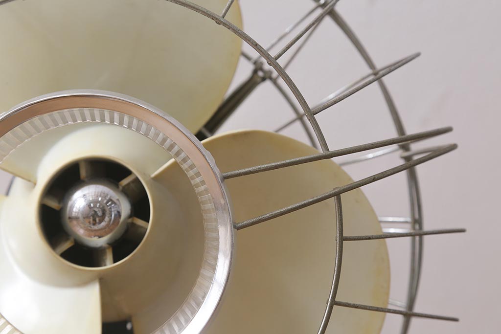 レトロ家具　昭和中期　日立(HITACHI)　オルゴール機能付き　ノスタルジックな雰囲気の30cm卓上扇風機(ファン)(R-041693)