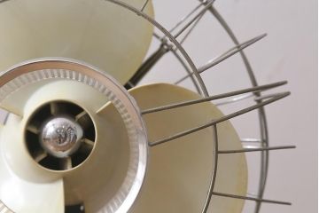 レトロ家具　昭和中期　日立(HITACHI)　オルゴール機能付き　ノスタルジックな雰囲気の30cm卓上扇風機(ファン)(R-041693)