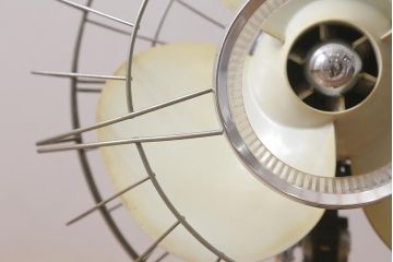 レトロ家具　昭和中期　日立(HITACHI)　オルゴール機能付き　ノスタルジックな雰囲気の30cm卓上扇風機(ファン)(R-041693)