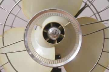 レトロ家具　昭和中期　日立(HITACHI)　オルゴール機能付き　ノスタルジックな雰囲気の30cm卓上扇風機(ファン)(R-041693)