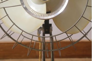 レトロ家具　昭和中期　日立(HITACHI)　オルゴール機能付き　ノスタルジックな雰囲気の30cm卓上扇風機(ファン)(R-041693)