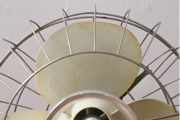 レトロ家具　昭和中期　日立(HITACHI)　オルゴール機能付き　ノスタルジックな雰囲気の30cm卓上扇風機(ファン)(R-041693)