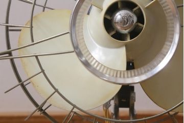 レトロ家具　昭和中期　日立(HITACHI)　オルゴール機能付き　ノスタルジックな雰囲気の30cm卓上扇風機(ファン)(R-041693)