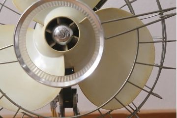 レトロ家具　昭和中期　日立(HITACHI)　オルゴール機能付き　ノスタルジックな雰囲気の30cm卓上扇風機(ファン)(R-041693)