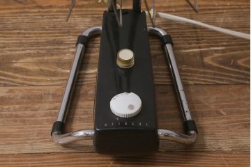 レトロ家具　昭和中期　日立(HITACHI)　オルゴール機能付き　ノスタルジックな雰囲気の30cm卓上扇風機(ファン)(R-041693)