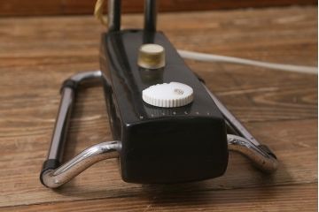 レトロ家具　昭和中期　日立(HITACHI)　オルゴール機能付き　ノスタルジックな雰囲気の30cm卓上扇風機(ファン)(R-041693)