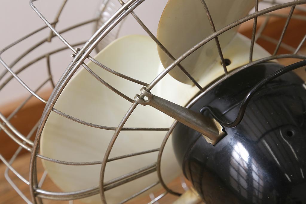 レトロ家具　昭和中期　日立(HITACHI)　オルゴール機能付き　ノスタルジックな雰囲気の30cm卓上扇風機(ファン)(R-041693)