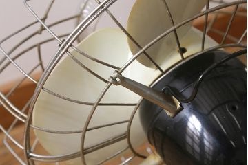 レトロ家具　昭和中期　日立(HITACHI)　オルゴール機能付き　ノスタルジックな雰囲気の30cm卓上扇風機(ファン)(R-041693)