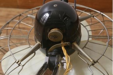 レトロ家具　昭和中期　日立(HITACHI)　オルゴール機能付き　ノスタルジックな雰囲気の30cm卓上扇風機(ファン)(R-041693)