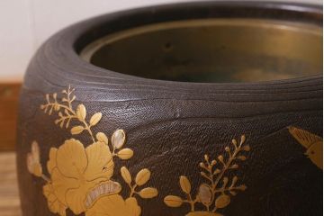 アンティーク雑貨　大正昭和初期　桐材　蒔絵・螺鈿　花鳥図が目を引く刳り貫き火鉢(木製火鉢、手あぶり)(R-041696)