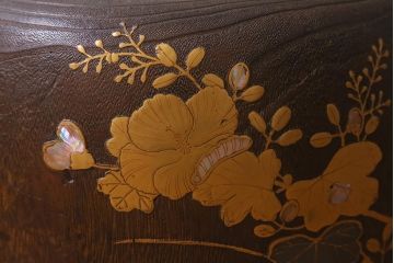 アンティーク雑貨　大正昭和初期　桐材　蒔絵・螺鈿　花鳥図が目を引く刳り貫き火鉢(木製火鉢、手あぶり)(R-041696)