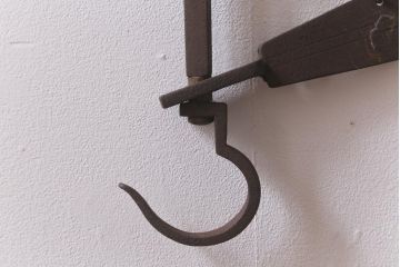 アンティーク雑貨　古民具・骨董　明治大正期　扇の飾りが風情ある自在鉤(じざいかぎ)(R-041705)